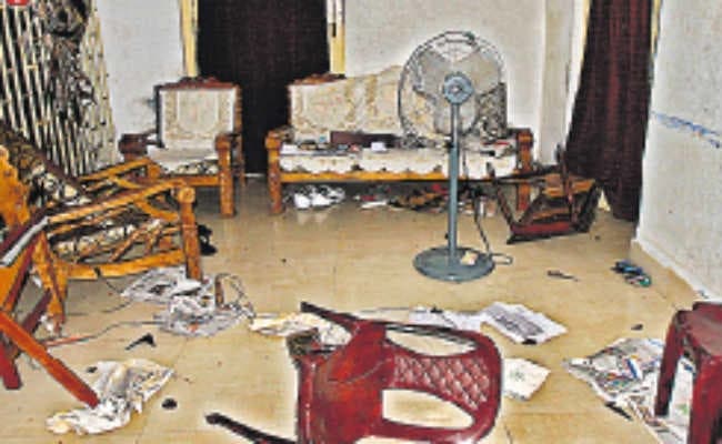 बीसीइ प्राचार्य के आवास में 200 छात्रों ने की तोड़फोड़