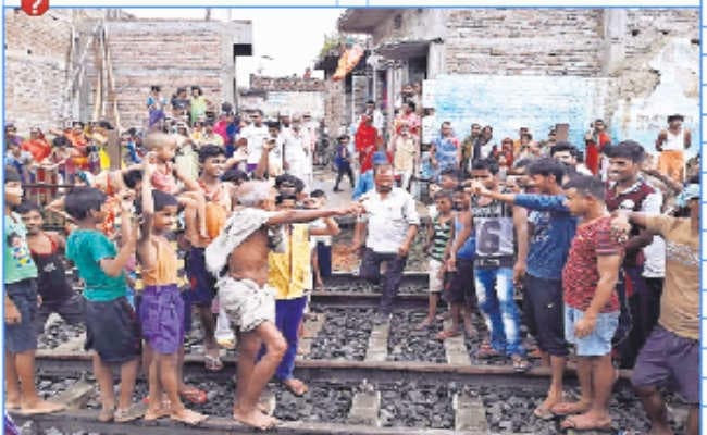 घेराबंदी से उग्र हुए ग्रामीण रेलवे लाइन पर घंटों प्रदर्शन