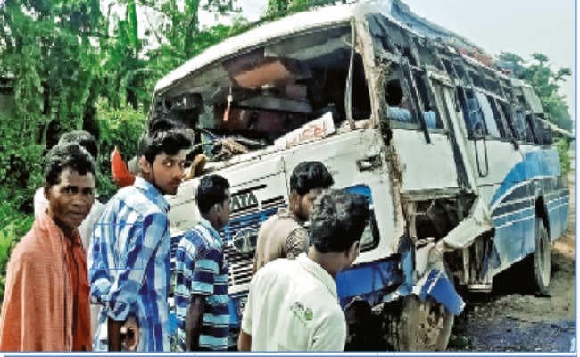 कांवरियों से भरी बस पलटी, छह वर्षीय बच्चे समेत तीन की मौत, 34 लोग घायल, गड्ढों के कारण गुल्ला टूटा और बस पलट गयी