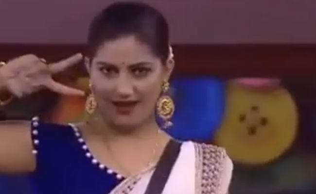 VIDEO: सपना चौधरी ने व्‍हाइट साड़ी में यूं लगाये ठुमके, दीवानी हो गईं दीपिका पादुकोण