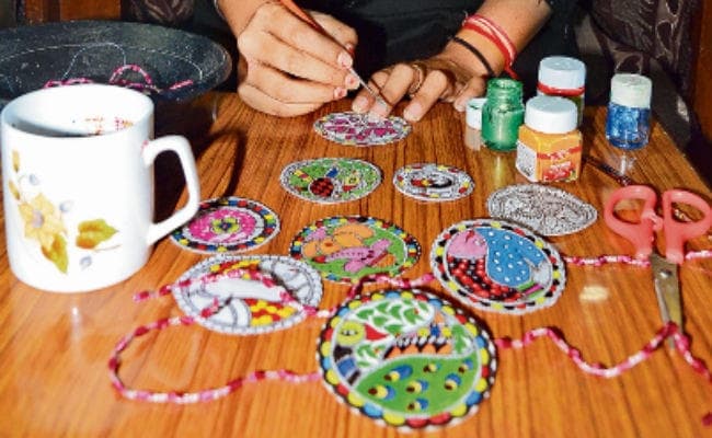 बिहारी कलाकृतियों से सजीं हैंडमेड राखियां