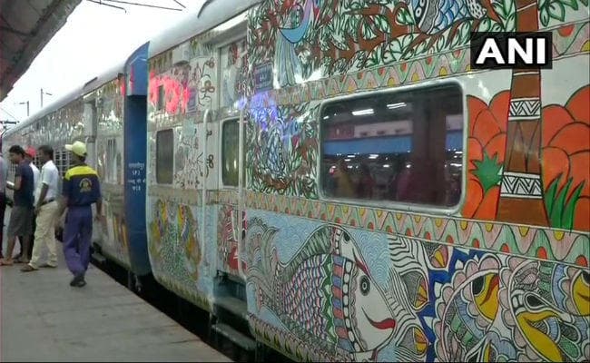 मिथिला पेंटिंग से सजाये नौ कोच के साथ दिल्ली पहुंची सम्पर्क क्रांति एक्सप्रेस