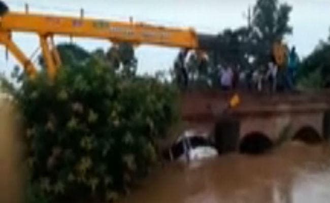 सासाराम : जखनी पुल से नहर में गिरी स्कॉर्पियो