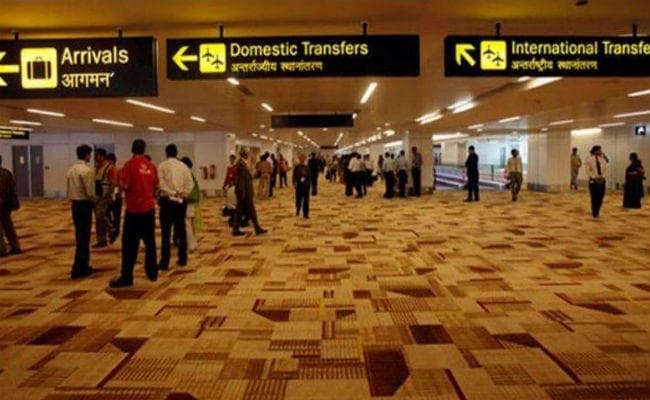 Delhi: IGI Airport पर ट्रॉली बैग खींचने में हुई दिक्कत, ट्वीट किया तो मिला यह जवाब...!