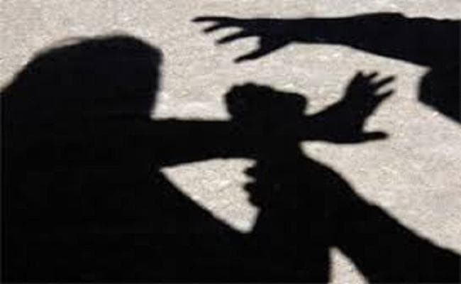 महिला को अर्धनग्न कर जान से मारने की कोशिश, बचाने गये पति व पुत्र को भी पीटा