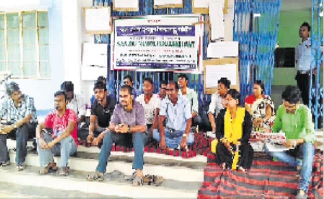 केएनयू में गैरशिक्षण अस्थायी कर्मियों का रिले अनशन शुरू