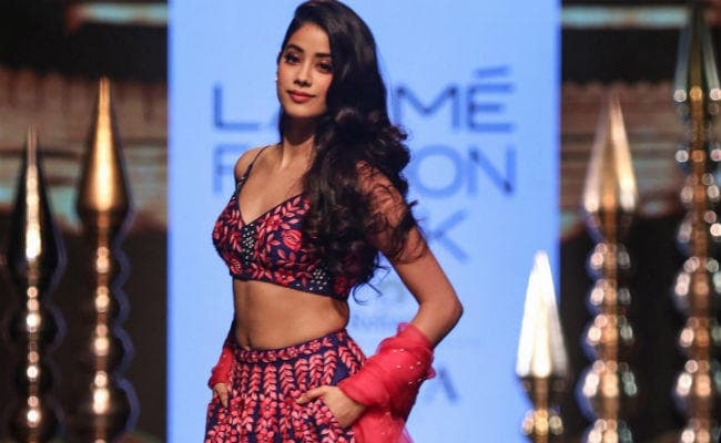 Lakme Fashion Week 2018: जब इस अंदाज में रैंप पर उतरीं जाह्नवी कपूर, नजरें नहीं हटा पाये लोग