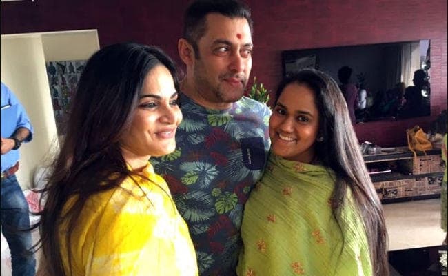 रक्षाबंधन 2018 : एकदूसरे का साथ कभी नहीं छोड़ते इंडस्‍ट्री के ये भाई-बहन, PHOTO