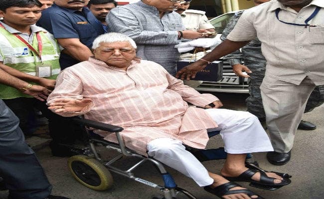 अस्पताल से छुट्टी मिलने के बाद पटना पहुंचे लालू, 30 अगस्त तक करना है सरेंडर