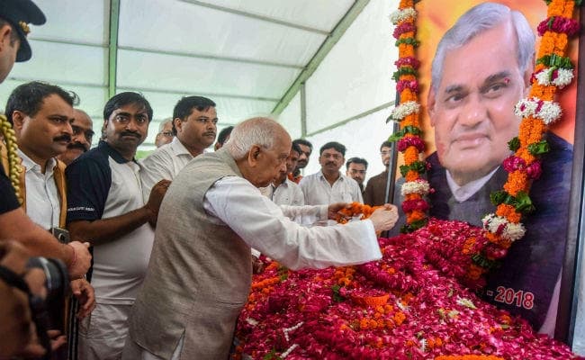 पूर्व प्रधानमंत्री अटल बिहारी वाजपेयी की अस्थियां संगम में विसर्जित