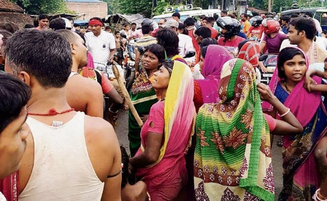 बेगूसराय : झोंपड़ियों पर चली जेसीबी बच्चे की मौत, रोड जाम