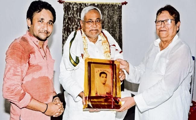 मधेपुरा : मुख्यमंत्री ने बीपी मंडल के गांव जाकर दी श्रद्धांजलि