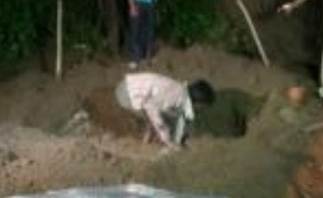 उन्नाव बलात्कार कांड के गवाह यूनुस का शव निकाला गया कब्र सेे