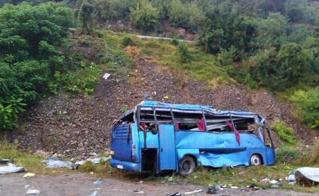 पर्यटक बस हाइवे से फिसली, 16 लोगों की मौत