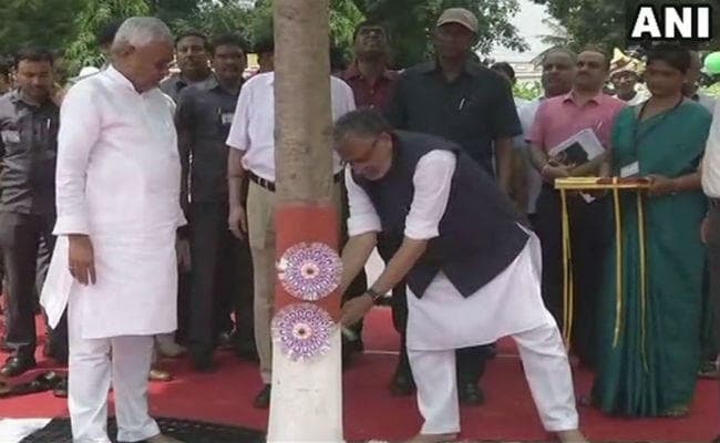 CM नीतीश और उपमुख्यमंत्री सुशील माेदी ने पेड़ों को बांधी राखी