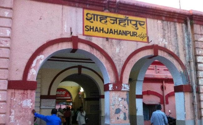 गुरुद्वारा के सामने राखी बेच रही किशोरी की पिटाई के बाद घंटों हुआ पथराव, पुलिस ने किया लाठीचार्ज