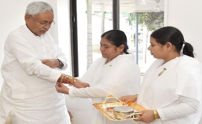 प्रजापिता ब्रह्मकुमारी ईश्वरीय विवि की बहनों ने नीतीश कुमार की कलाई पर राखी बांधी