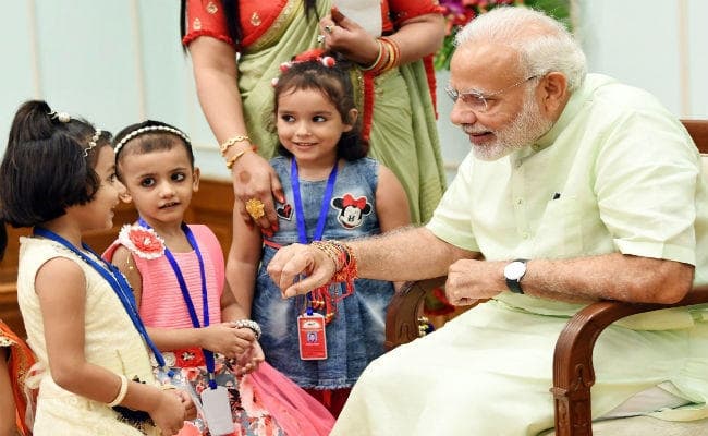 रक्षा बंधन के मौके पर प्रधानमंत्री ने 55 महिलाओं को ट्विटर पर किया फॉलो