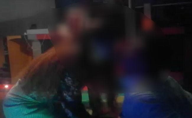 शराब के नशे में नेताजी का बार बालाओं संग देशी डांस का वीडियो वायरल