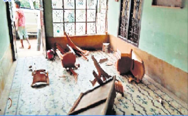 तृणमूल के ब्लॉक पार्टी कार्यालय में तोड़फोड़