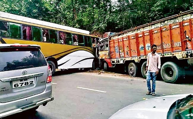 कोडरमा : रांची आ रही बस की ट्रक से टक्कर, दो दर्जन घायल, एक रिम्स रेफर