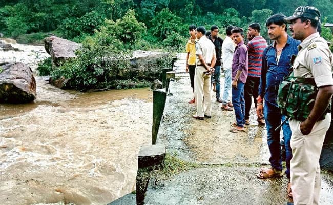 चट्टान पर खड़ा होकर खिंचवा रहा था फोटो, जोन्हा फॉल में बहा कोलकाता का युवक, एनडीआरएफ टीम आज करेगी तलाश