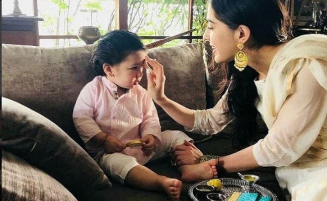 PHOTOS: रक्षा बंधन पर सारा अली खान ने तैमूर और इब्राहिम को बांधी राखी