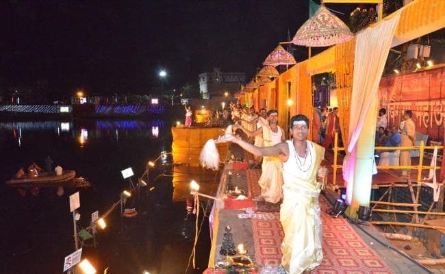 21 वैदिक पंडितों ने बाबानगरी में की भव्य शिवगंगा महाआरती, मंत्री और विधायक भी हुए शामिल