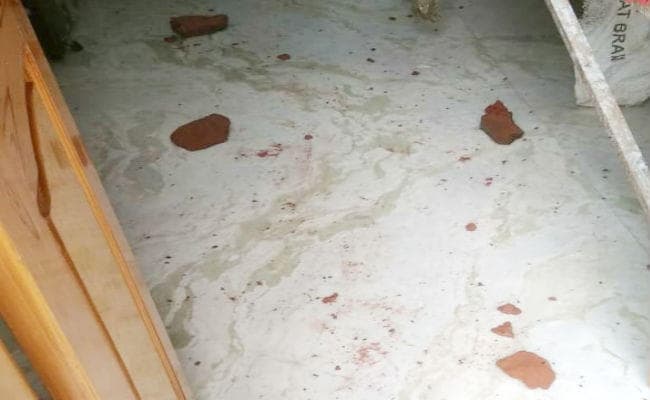 पटना : शादी रचा चुकी लड़की के परिजनों ने उसके प्रेमी के दोस्त के घर की रोड़ेबाजी, महिलाओं को दी रेप करने की धमकी