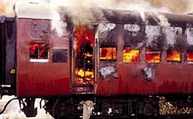 गोधरा ट्रेन अग्निकांड : दो को उम्रकैद की सजा, तीन बरी