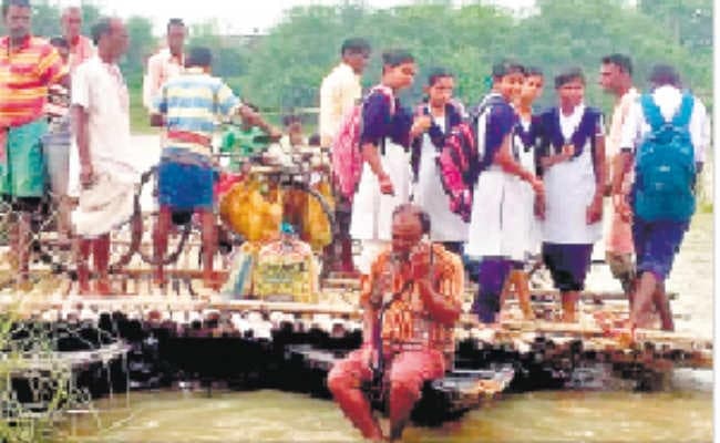 जान हथेली पर रख सुतरा फेरी घाट से नदी पार कर स्कूल जाते हैं छात्र-छात्राएं