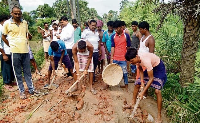 औरंगाबाद : श्रमदान से ग्रामीणों ने बनायी 10 फुट चौड़ी सड़क