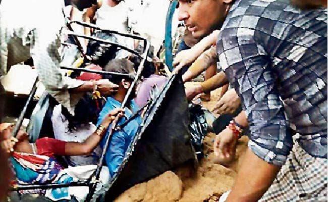 अररिया : टायर फटने से ऑटो पर पलटा ट्रक, मां-बेटी समेत तीन मरे