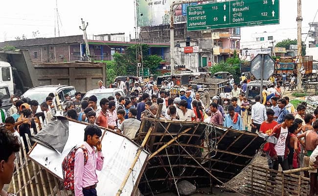पटना : हादसे में दुकानदार की मौत पर पुलिस चेकपोस्ट में तोड़फोड़, सिपाही से हाथापाई, सड़क जाम