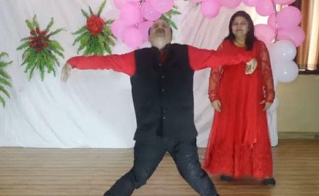 VIDEO : फिर छाये डब्बू अंकल, अब मिथुन दा के ''''जूली-जूली'''' पर दिखाया जलवा, देखें वीडियो