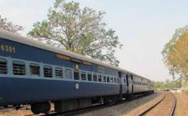चलती ट्रेन से कूदा कैदी, स्थानीय लोगों ने खदेड़ कर पकड़ा