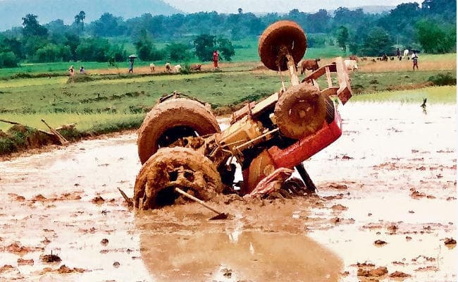सोनाहातू : खेत जोतने के क्रम में ट्रैक्टर पलटा, चालक की दब कर मौत