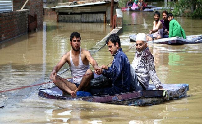 केरल बाढ़: ...अब दाढ़ी कटा कर राहत कार्य कर रहे हैं मुस्लिम