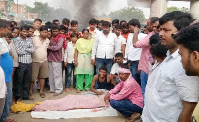 भोजपुर : शव के साथ NH-30 पर उतरे लोग, कोल्ड ड्रिंक्स के पैसे के विवाद में दबंगों ने कर दी थी दुकानदार की हत्या