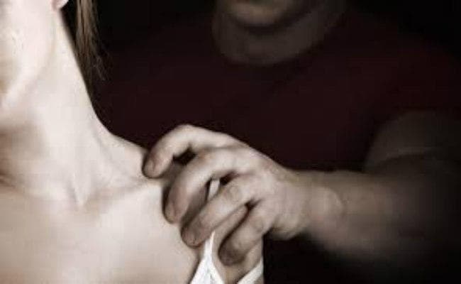 उत्तर प्रदेश : किशोरी का यौन उत्पीड़न, विरोध करने पर कपड़े फाड़े