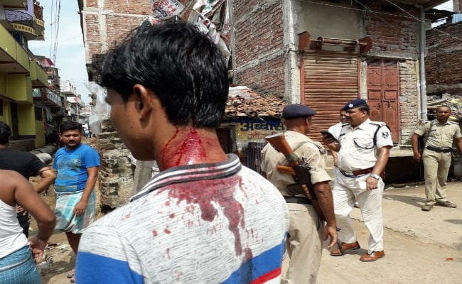 दो गुटों में हिंसक झड़प, ताबड़तोड़ फायरिंग, दो पुलिसवाले समेत पांच घायल