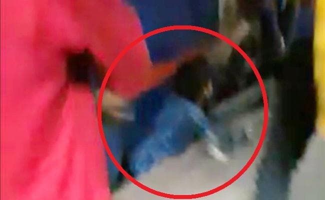 सीवान : सेना के जवान की तत्परता से बची महिला और युवक की जान, चलती ट्रेन के नीचे फंस गये थे दोनों, देखें वीडियो