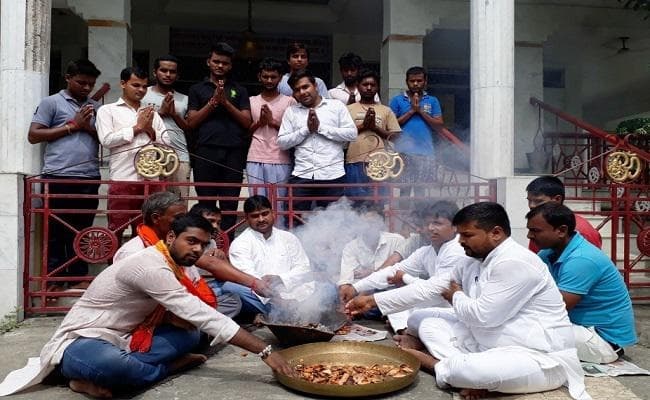 लालू के स्वास्थ्य को लेकर उनके पैतृक गांव फुलवरिया में पूजा हवन कर मांगी गयी दुआएं