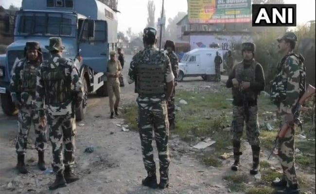 कश्मीर मुठभेड़: अनंतनाग में सुरक्षाबलों ने हिज्बुल मुजाहिदीन के दो आतंकियों को मार गिराया