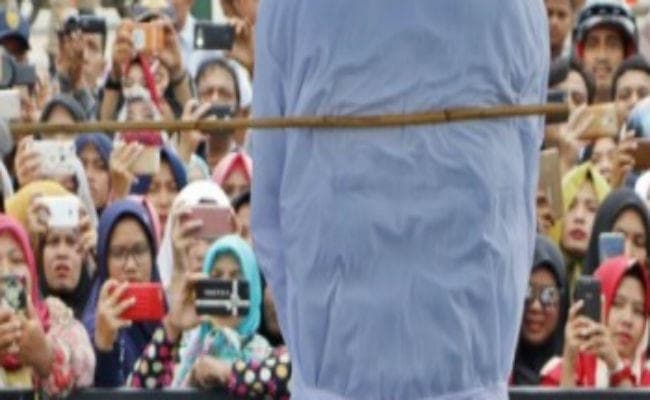 यहां मिली लेस्बियन जोड़ों को बेंत मारने की सजा ? बचाव में आगे आया एम्नेस्टी