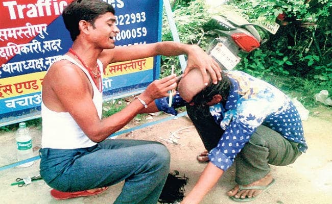 समस्तीपुर : आवारागर्दी करते हुए पकड़े जाने पर पुलिस ने मुंड़वाया युवक का बाल