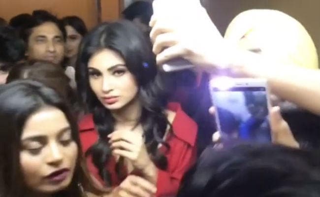 VIDEO: जब फैंस के बीच घिर गईं अक्षय कुमार की ये हीरोइन