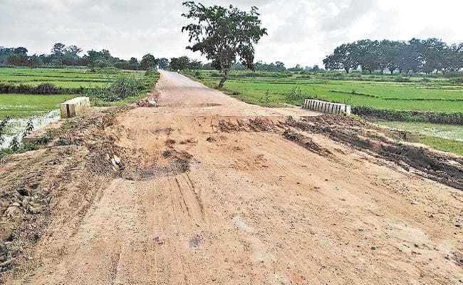 पुल का एप्रोच पथ क्षतिग्रस्त, एसपी का बॉडीगार्ड गिरकर घायल