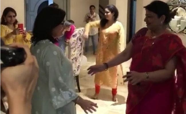 VIDEO: प्रियंका चोपड़ा की मां ने विदेशी समधन संग लगाये ठुमके...