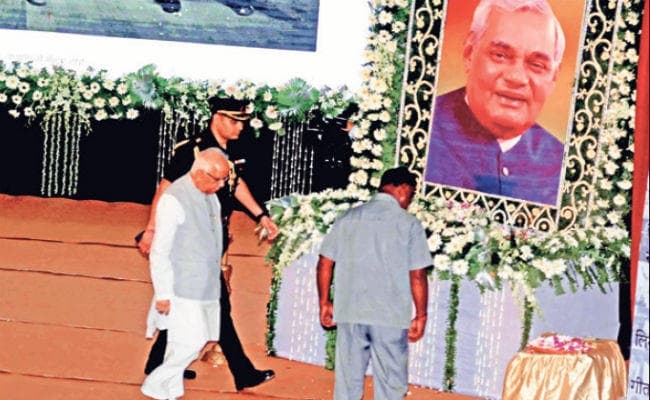 कोलकाता : अटल की शोकसभा से दूर रहे विरोधी दलों के नेता, राज्यपाल ने कहा, शांतिदूत थे अटलजी